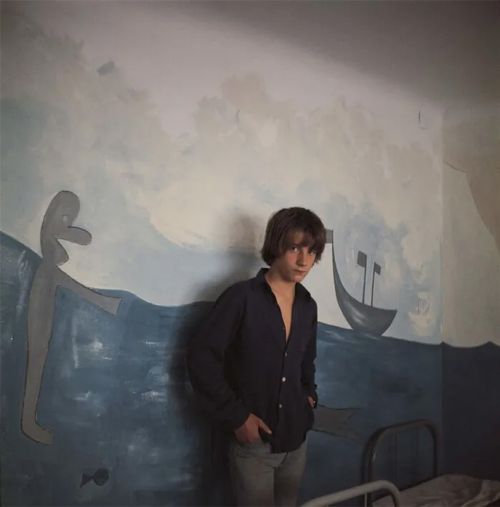 Pierre devant la fresque par Bernard Faucon Photographe - Galerie d'art Patrick Gutknecht